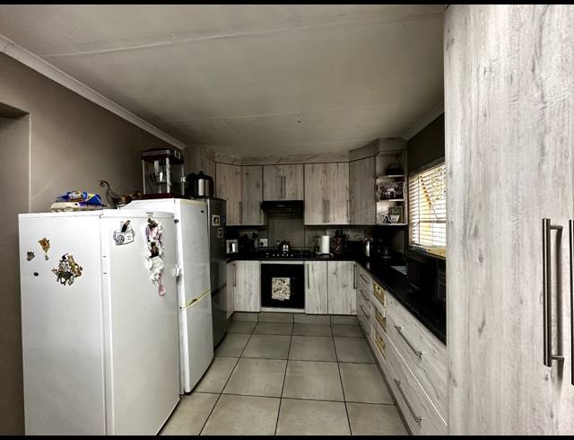 8 BEDROOM HOUSE FOR SALE IN DALVIEW